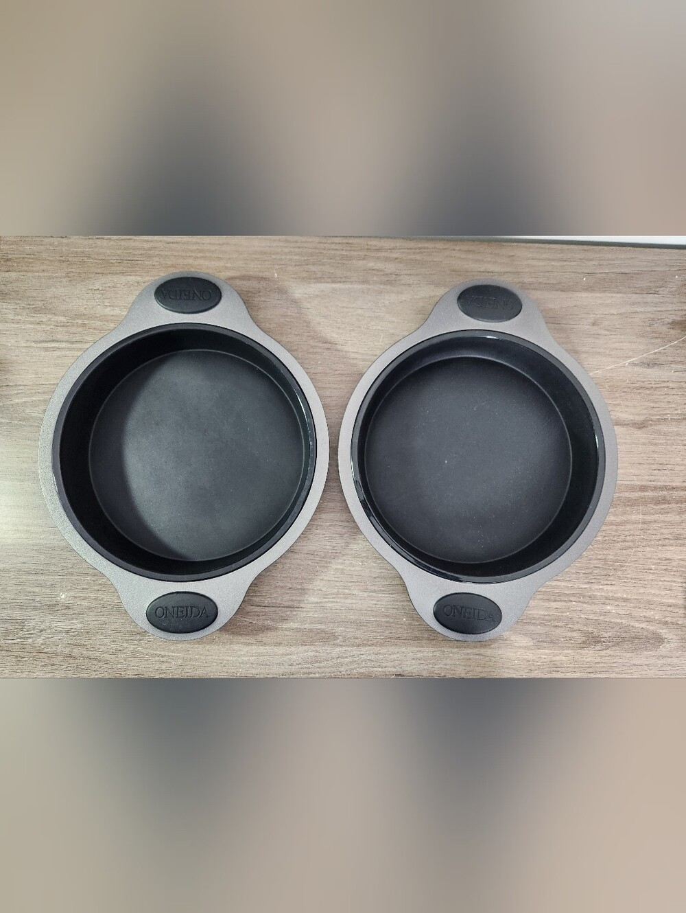 Oneida Premium 9-inch Non-stick Round Silicone Cake Pans